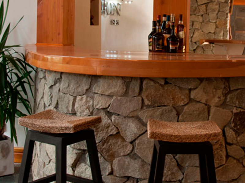Barra de bar revestida en piedra