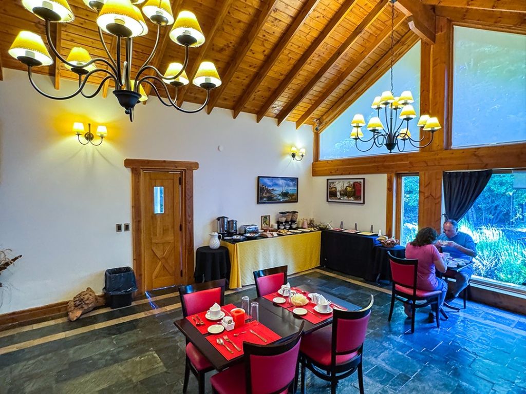 Comedor del desayuno con techo de madera
