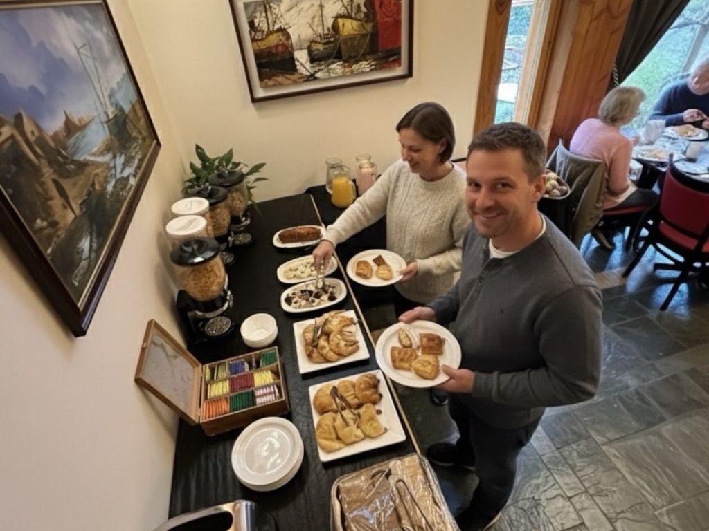 Huéspedes sirviéndose en el desayuno buffet