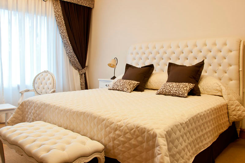 Habitación estándar doble con cama king y almohadones