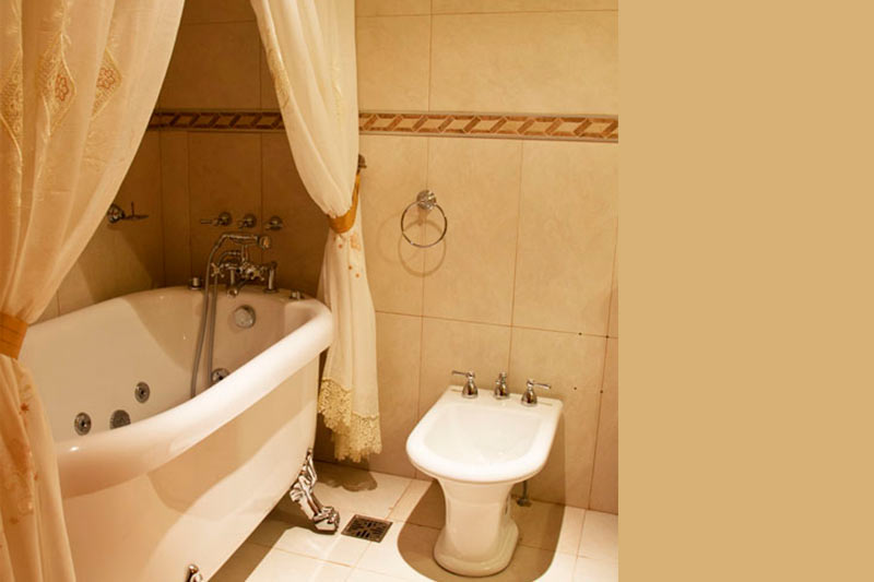 Baño con bañera de hidromasaje