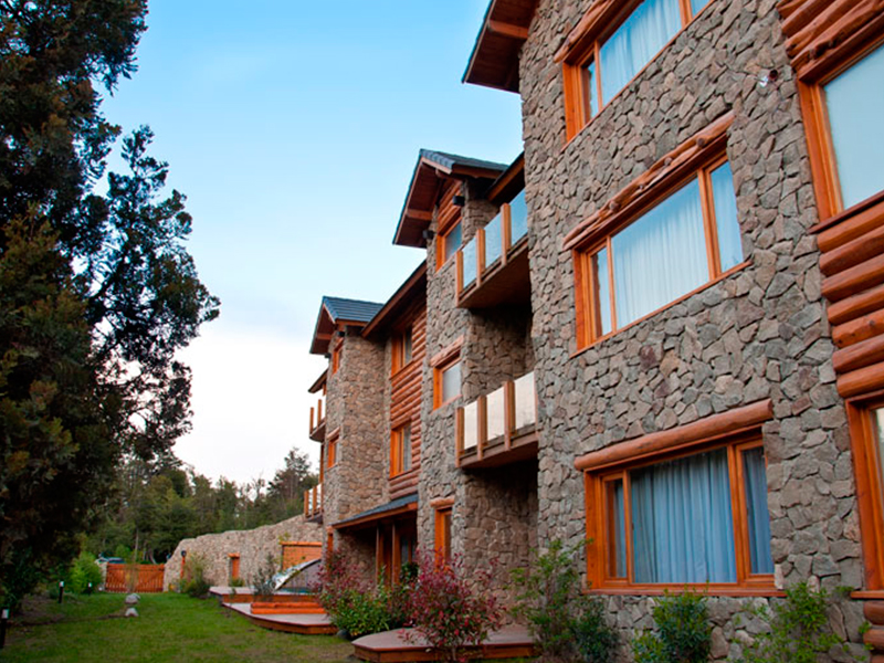 Edificio de piedra y madera con balcones