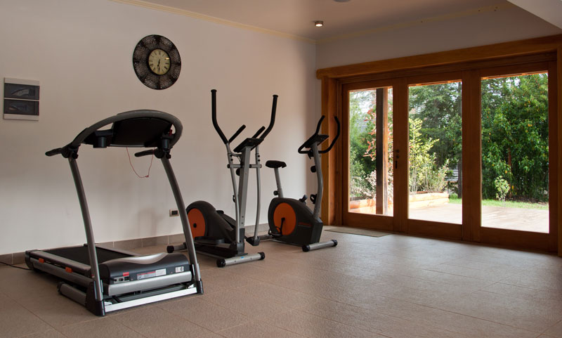 Mini gym con cinta y bicicletas