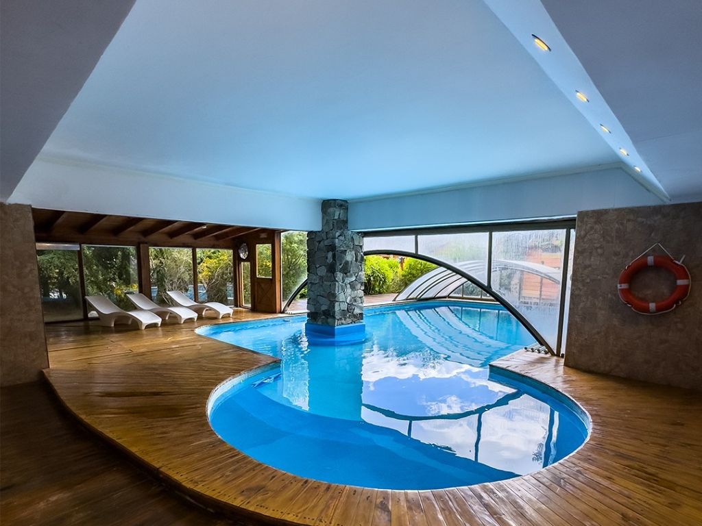 Pileta climatizada in-out del spa con columna de piedra