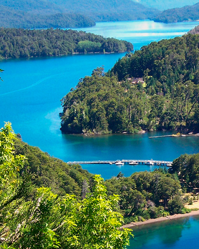 Lago Nahuel Huapi entre bosques