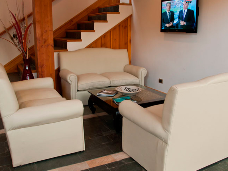 Living con sillones blancos