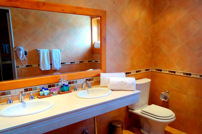 Baño del loft con doble bacha