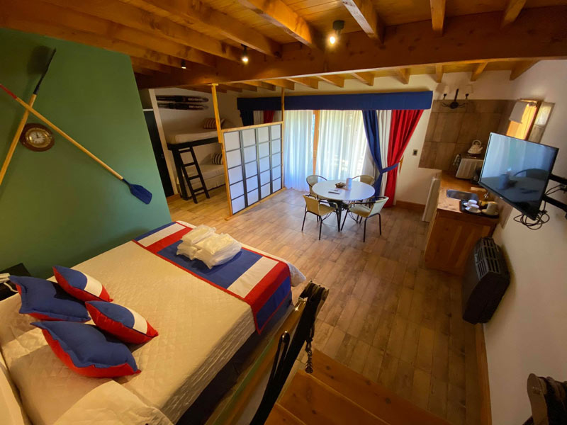 Apart náutico con cama king y decoración marinera
