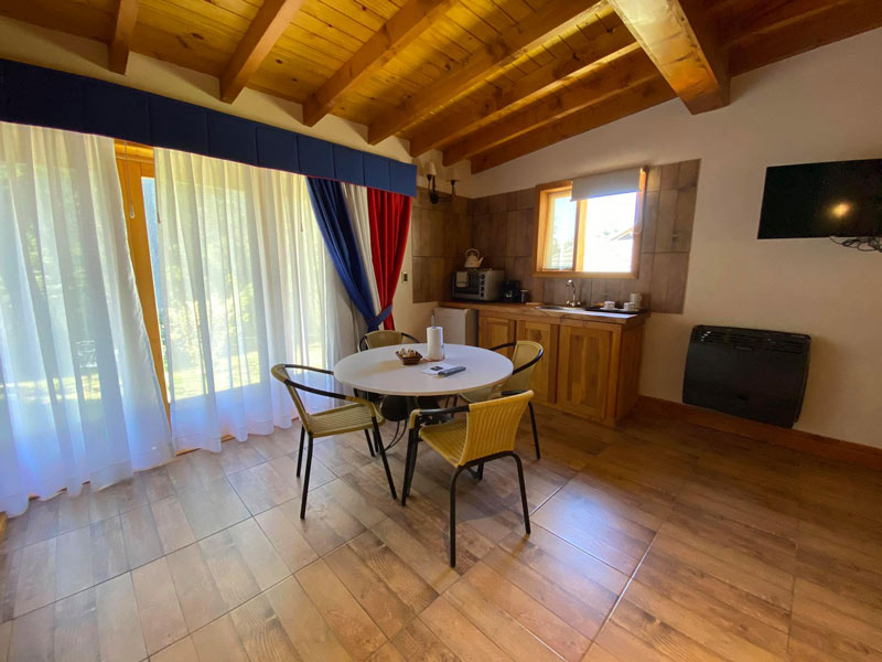 Cocina y comedor del apart náutico