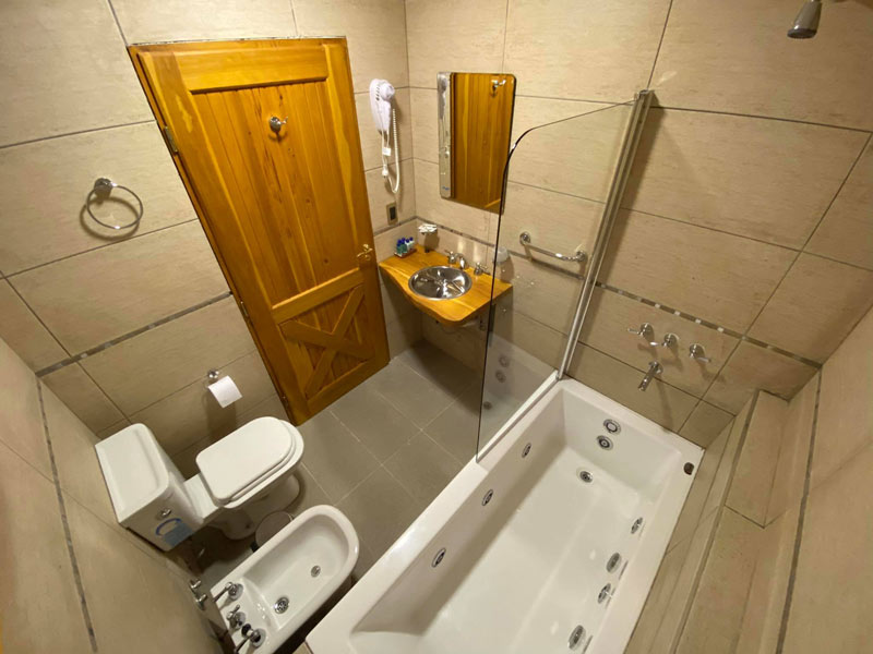 Baño con hidromasaje del apart náutico