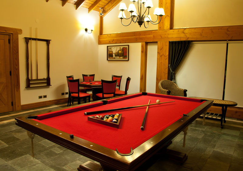 Playroom con mesa de pool