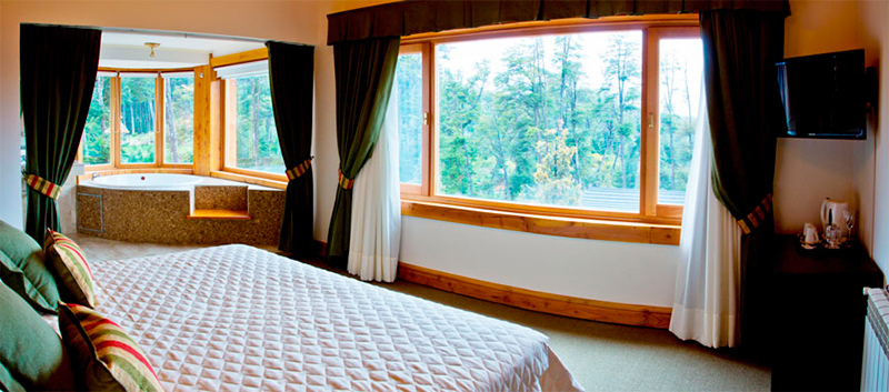 Dormitorio con ventanal del apart suite