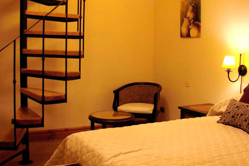 Rincón de la habitación triple con sillón