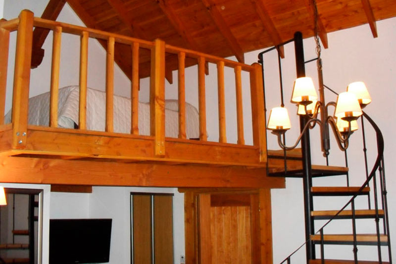 Entrepiso de madera de la habitación triple